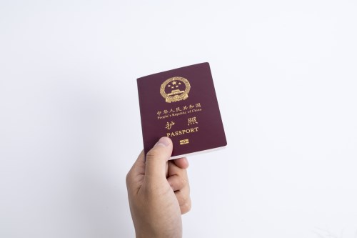 深圳婴儿办理护照是否需要本人在场